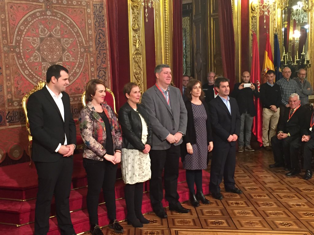 Iñaki Ayerra Iturain, tras ser impuesta la Medalla de Plata por la Presidenta Barkos
